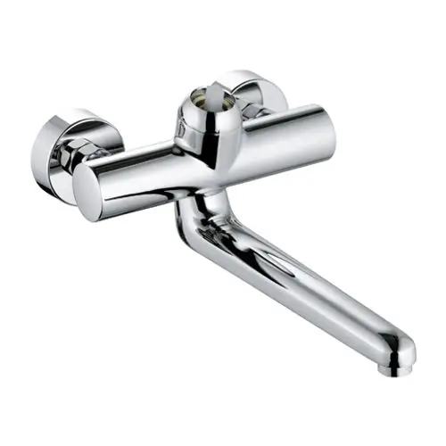 Wandarmatur von Kludi in chrom, mit zwei Wandaufhängungen und einem langen Auslauf, ohne Hebel zur Bedienung, für den Einsatz in Bad oder Küche.